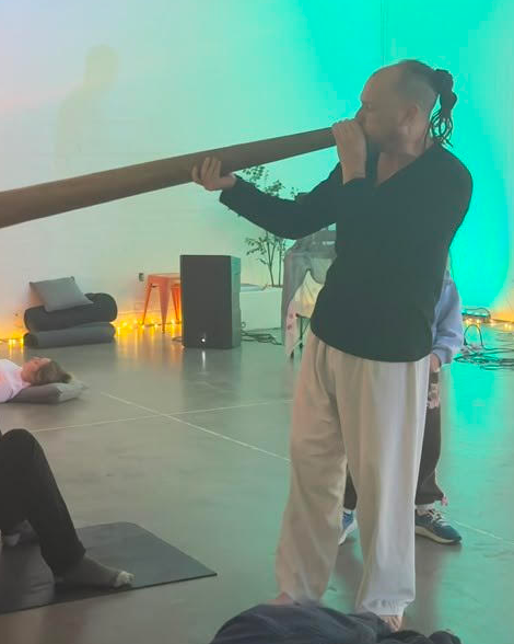 Damien Hicks facilitating yidaki sound healing